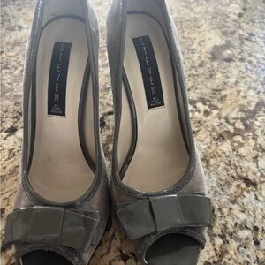 Steven by Steve Madden Grey Suede Peep-Toe Pumps with Glossy Bow